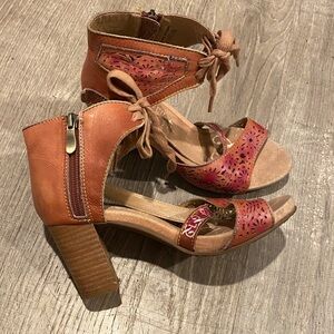 L'ATISTE Pink and Tan Sandals